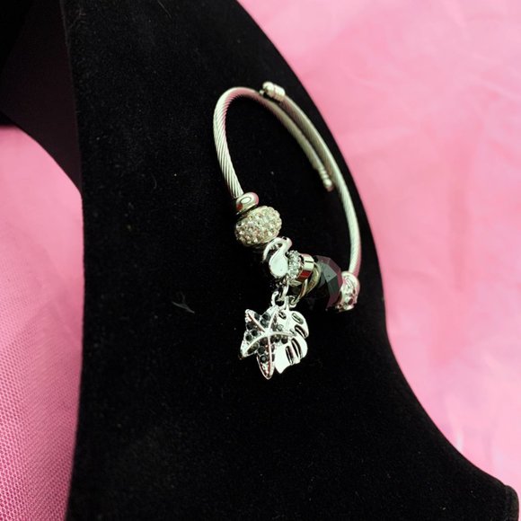 Black Starfish Charm Bracelet - Picture 2 of 2